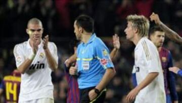 CUESTIONADO. El arbitraje en la vuelta del Clásico de Copa ha puesto a Teixeira en la picota.