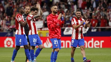 Carrasco y los jugadores del Atlético aplauden a la afición del Wanda metropolitano tras ganar al Real Madrid.