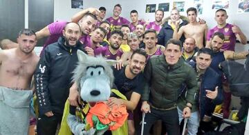 Los jugadores del Lobón celebran junto a su mascota un triunfo en Tercera.