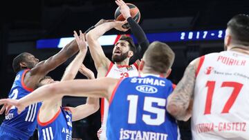 TOL01. ESTAMBUL (TURQUÍA), 15/12/2017.- El jugador del Baskonia Tornike Shengelia (c) en acción contra Zoran Dragic (2-i) y Bryant Duston (i), del Anadolu Efes durante su partido de Euroliga disputado en Estambul, Turquía, hoy 15 de diciembre de 2017. EFE/ Tolga Bozoglu