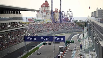 Imagen de una de las primeras curvas del circuito de Sochi, integrado dentro de un resort con distintas instalaciones como el parque de atracciones. A la vista, publicidad de VTB, banco también patrocinador de la Euroliga.