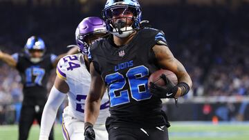 DETROIT, MICHIGAN - JANUARY 05: Jahmyr Gibbs #26 of the Detroit Lions scores a touchdown against Camryn Bynum #24 of the Minnesota Vikings during the fourth quarter at Ford Field on January 05, 2025 in Detroit, Michigan. Gregory Shamus/Getty Images/AFP (Photo by Gregory Shamus / GETTY IMAGES NORTH AMERICA / Getty Images via AFP)