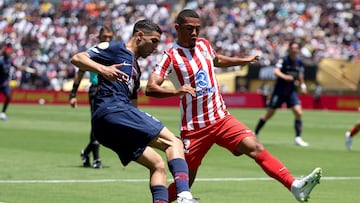 PASADENA, CALIFORNIA - JUNE 15: Achraf Hakimi #2 of Paris Saint-Germain controls the ball while under pressure from Samuel Lino #12 of Atletico De Madrid during the FIFA Club World Cup 2025 group B match between Paris Saint-Germain FC and Club Atletico de Madrid at Rose Bowl Stadium on June 15, 2025 in Pasadena, California. Harry How/Getty Images/AFP (Photo by Harry How / GETTY IMAGES NORTH AMERICA / Getty Images via AFP)