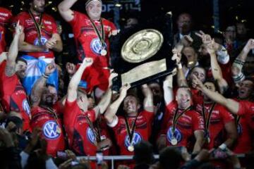 31/05/14. Final del Top 14 de Francia. Toulon-Castres. Jonny Wilkinson con el trofeo que acredita a Toulon ganador del Top 14.