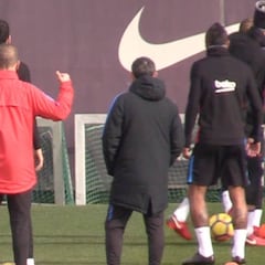 A Piqué le traen los Reyes... ¡un cañito de Deulofeu en el entreno!