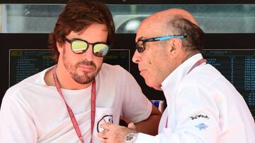 Fernando Alonso dialoga con Carmelo Ezpeleta, el patrón del Mundial de Motociclismo.