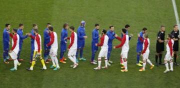 Saludo de los equipos.