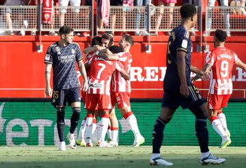 1-0. Sergio Arribas celebra el primer tanto, que marca en el minuto 2 partido, con sus compañeros
.