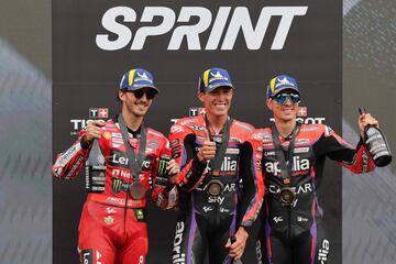 Aleix Espargaró, Francesco Bagnaia y Maverick Viñales en el podio del Gran Premio de Cataluña de Moto GP.