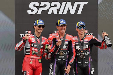 Aleix Espargaró, Francesco Bagnaia y Maverick Viñales en el podio del Gran Premio de Cataluña de Moto GP.