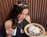 Video: Rosalía es captada probando comida mexicana en restaurante de CDMX