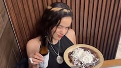 Video: Rosalía es captada probando comida mexicana en restaurante de CDMX