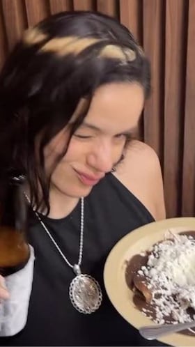 Video: Rosalía es captada probando comida mexicana en restaurante de CDMX