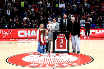 Sergio Rodrguez, junto a su mujer y sus cuatro hijos, homenajeado al descanso por el Armani Miln, club del que forma parte ya de su Hall of Fame.