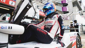 Fernando Alonso subiéndose al Toyota.