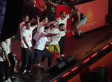 Los jugadores de la selección española  y los aficionados celebran el la plaza de la Cibeles el título de la Eurocopa. En la imagen, Rodrigo Hernández, Ferran Torres, Álvaro Morata, Dani Carvajal, Daniel Vivian y Joselu.