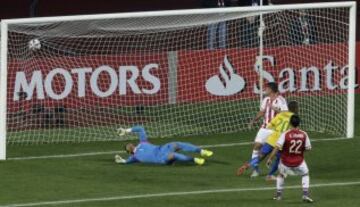 1-0. Robinho marcó el primer tanto.