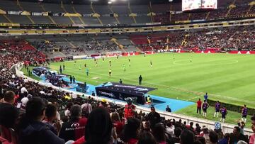 Un joven le narra a su padre ciego el partido de Atlas vs Puebla por medio de se&ntilde;as con las manos. 