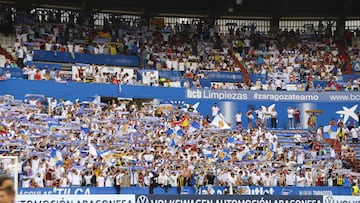 La afición del Real Zaragoza en La Romareda.