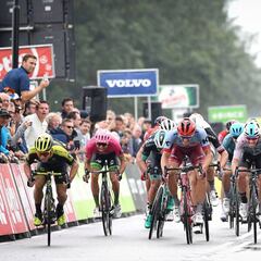 Jakobsen se impone al sprint en la primera etapa y es líder