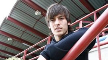 <b>DESEADO Y COTIZADO. </b>Silva posa tras un entrenamiento del Valencia, club que puede abandonar cuando acabe la temporada.