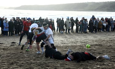 En la playa de Scarborough, Inglaterra, se ha jugado un Boxing Day diferente, a falta de partidos de la Premier League (solo se jugó el Manchester United-Newcastle). Bomberos y pescadores de la zona jugaron un divertido partido en playa ataviados con accesorios navideños para celebrar uno de los días más especiales de fútbol inglés.