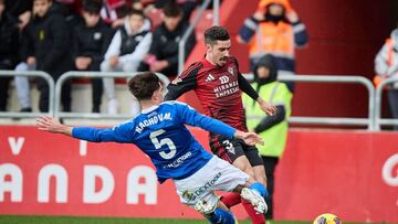 Julio Alonso trata de superar a Nacho Vidal en el duelo entre Mirandés y Oviedo.