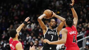 07 November 2021, Canada, Toronto: Brooklyn Nets forward Kevin Durant (C), Toronto Raptors guard Fred VanVleet (L) and forward Scottie Barnes battle for the ball during the NBA basketball match between Brooklyn Nets and Toronto Raptors at Scotiabank Arena. Photo: Frank Gunn/The Canadian Press via ZUMA/dpa
Frank Gunn/The Canadian Press vi / DPA
07/11/2021 ONLY FOR USE IN SPAIN