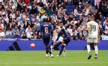 No llevaba ms de un minuto en el csped cuando Iago Aspas decidi hacer magia.