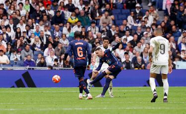 No llevaba más de un minuto en el césped cuando Iago Aspas decidió hacer magia.