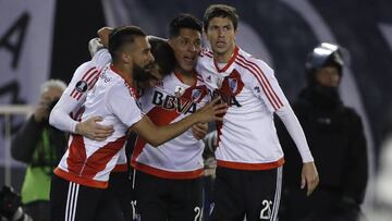 BAS21. BUENOS AIRES (ARGENTINA), 08/08/2017.- Enzo P&eacute;rez (2-d) e Ignacio Fern&aacute;ndez (d) de River Plate festejan un gol de Lucas Alario (2-i) ante Guaran&iacute; hoy, martes 8 de agosto de 2017, durante el partido de vuelta de los octavos de final de la Copa Libertadores entre River Plate de Argentina y Guaran&iacute; de Paraguay en el estadio Monumental de Buenos Aires (Argentina). EFE/David Fern&aacute;ndez