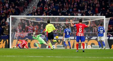 1-0. Centro lateral de Rodrigo Riquelme desde la derecha, el balón supera a los centrales y Antoine Griezmann remata a bocajarro el primer tanto.