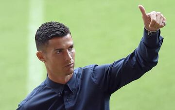 Juventus' Portuguese forward Cristiano Ronaldo gives a thumbs up as he walks around the Mestalla stadium in Valencia on September 18, 2018 on the eve of the UEFA Champions League football match between Valencia CF and Juventus.