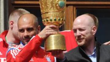 Pep Guardiola y Matthias Sammer, con la Copa de Alemania.