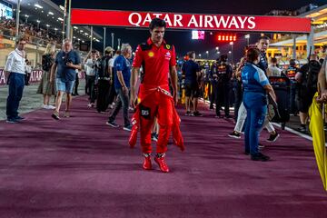 “El automovilismo es así, a veces es muy cruel… mejor que pase este año”. Así de abatido se mostraba el español aquel domingo 8 de octubre en el circuito de Losail cuando se repitió algo que ya le pasó unos años antes en McLaren y que es difícil vivir dos veces: no poder tomar la salida de una carrera por alguna avería. En 2020 con los de Woking en Bélgica se debió a un fallo en el escape, y esta vez de 2023 con el Ferrari se debió a una fuga de combustible. Es una de las sensaciones que más impotencia causa a un piloto y Carlos la sufrió por partida doble.