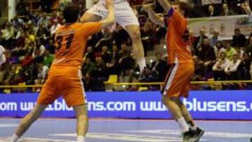 <b>VUELO. </b>Entrerríos se eleva sobre la defensa del CAI Aragón tratando de asistir a un compañero.