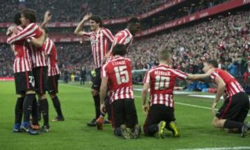Los jugadores del Athletic celebran el 2-1 de De Marcos.