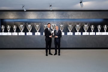 El presidente del Real Madrid, Florentino P¨¦rez, le entrega un reloj a Xabi Alonso durante su presentaci¨®n como nuevo entrenador del club blanco.
