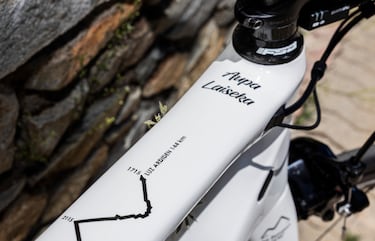 La marca Orbea (y Etxeondo) forma parte de la vida de Laiseka desde hace muchos años. De hecho, su bicicleta está personaliza con sus tres victorias en La Vuelta (Abantos, Arcalís y Cerler) y, en especial, su éxito en el Tour en Luz Ardiden. También hay segundos puestos, “pero de esos nadie se acuerda”. Los nombres de mujer y sus hijos también están en la bicicleta blanca.