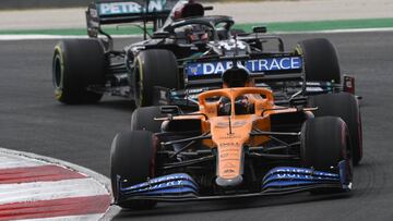 Carlos Sainz (McLaren MCL35) y Lewis Hamilton (Mercedes W11). Portimao, Portugal. F1 2020. 