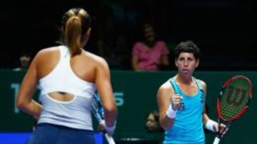 Garbiñe Muguruza y Carla Suárez durante el partido de dobles.
