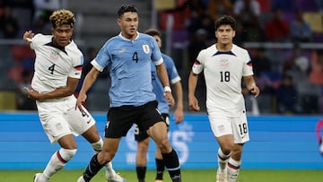 AMDEP3272. SANTIAGO DEL ESTERO (ARGENTINA), 04/06/2023.- Joshua Wynder (i) de Estados Unidos disputa un balón con Mateo Ponte de Uruguay  hoy, en un partido de cuartos de final de la Copa Mundial de Fútbol sub-20 entre Estados Unidos y Uruguay en el estadio Único de Ciudades en Santiago del Estero (Argentina). EFE/ Juan Ignacio Roncoroni
