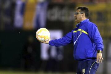 Ronald Fuentes da instrucciones en el duelo de la U. de Conce con Nacional.