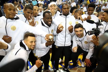 El Oracle Arena se visti車 de gala para el arranque de la temporada NBA: los Warriors recibieron sus anillos de campeones y alzaron otra bandera al techo del pabell車n. Arranc車 la temporada 2017-18.