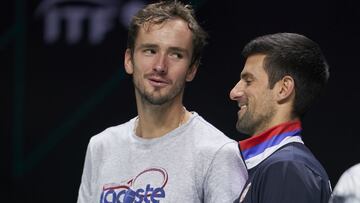 El tenista ruso Daniil Medvedev y el serbio Novak Djokovic, durante las finales de la Copa Davis 2021 en Madrid.