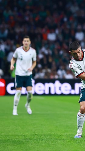 Erik Lira persigue la pelota contra Ramos en el México vs. Portugal.