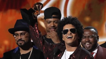 Bruno Mars aceptando el Premio Grammy al mejor álbum del año por "24K Magic" en la 60ª edición de los galardones.
