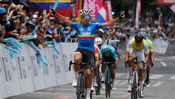 AMDEP6941. BOGOTÁ (COLOMBIA), 11/02/2024.- El corredor colombiano Jhonatan Restrepo de la Selección Colombia celebra al ganar la sexta etapa de la carrera ciclística Tour Colombia 2024 hoy, en Bogotá (Colombia). EFE/ Carlos Ortega