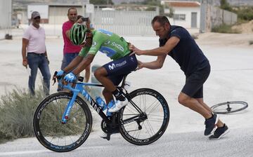 Nairo Quintana, tras el cambio de rueda de su bicicleta por un pinchazo.