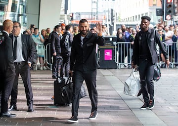 Benzema saluda a su llegada al Radisson Blu, hotel de concentración en Glasgow.